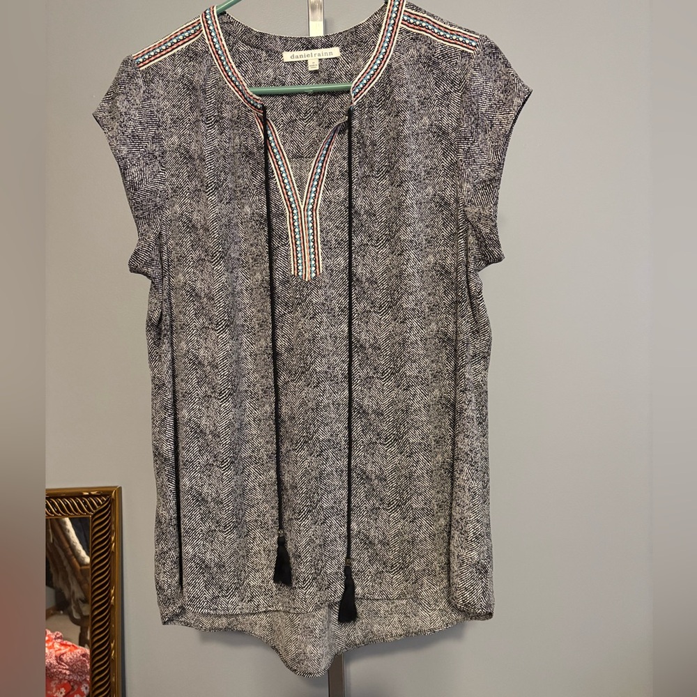 Daniel Rainn Top Size M boho Peasant Tassel Sleeveless V Neck Blouse Tassles
